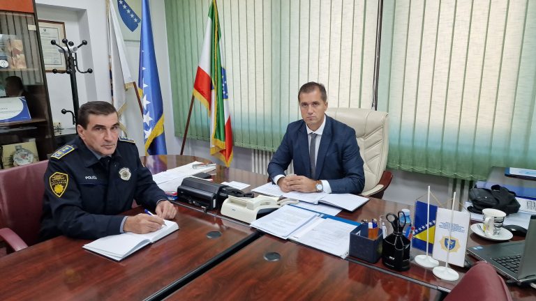 Nacionalistička i ekstremistička obilježja: Ministar policije ZDK objavio šta je sve zaplijenjeno Rumunima